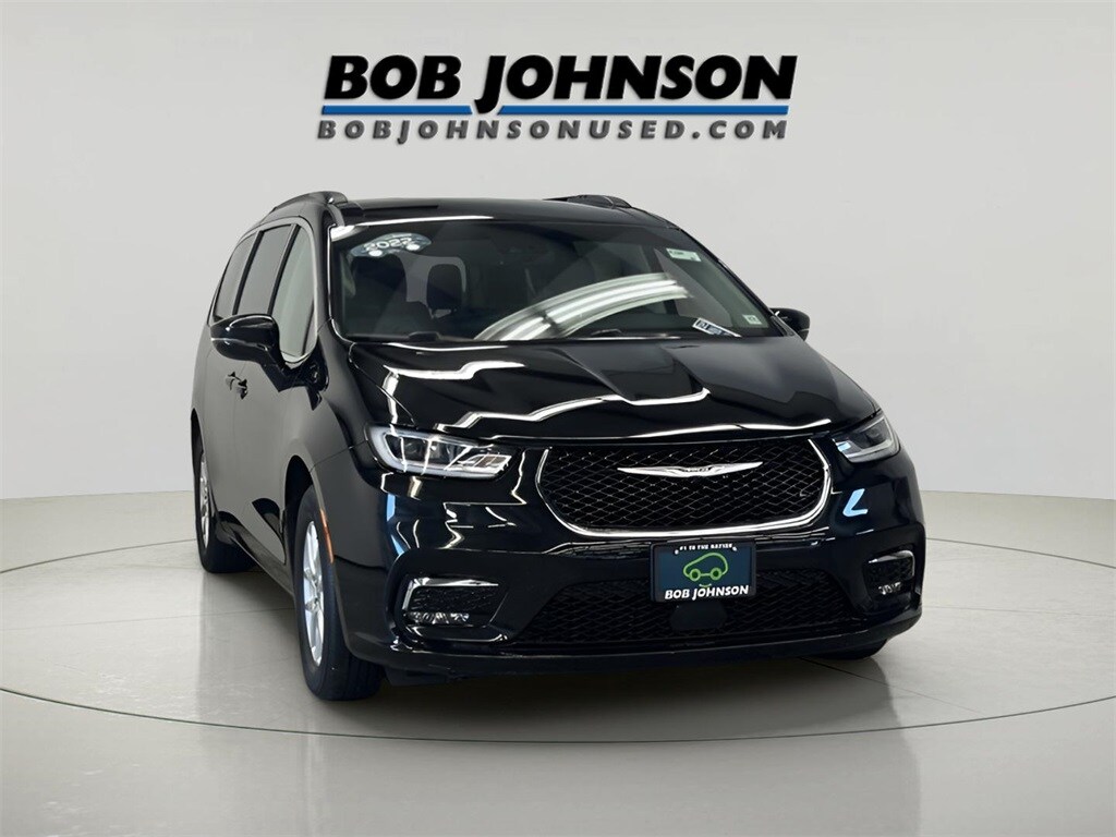 2022 Chrysler Pacifica Touring L photo 3