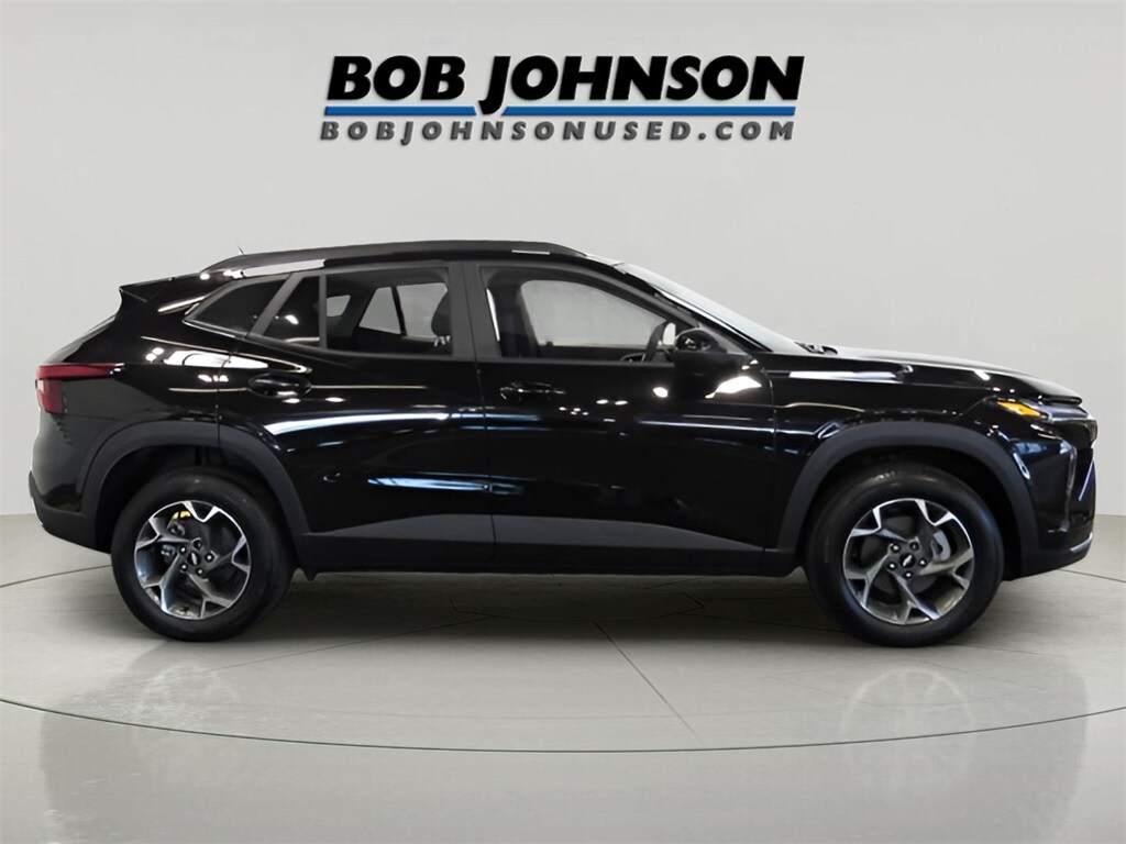 2025 Chevrolet Trax LT photo 3