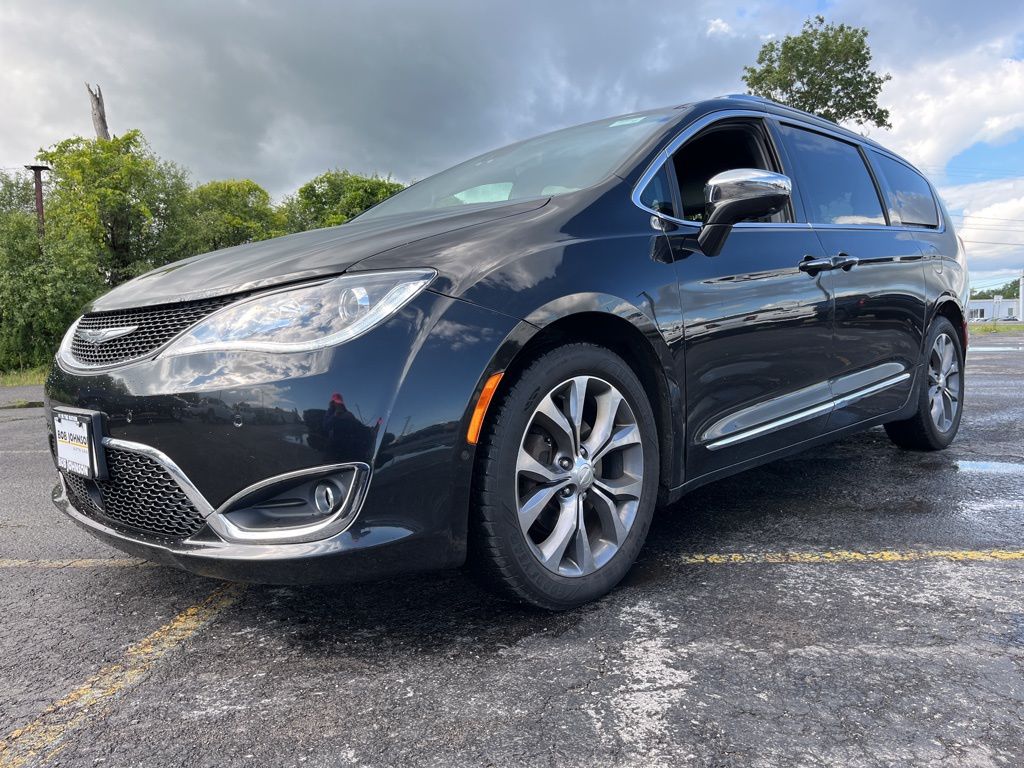 2020 Chrysler Pacifica Limited photo 3