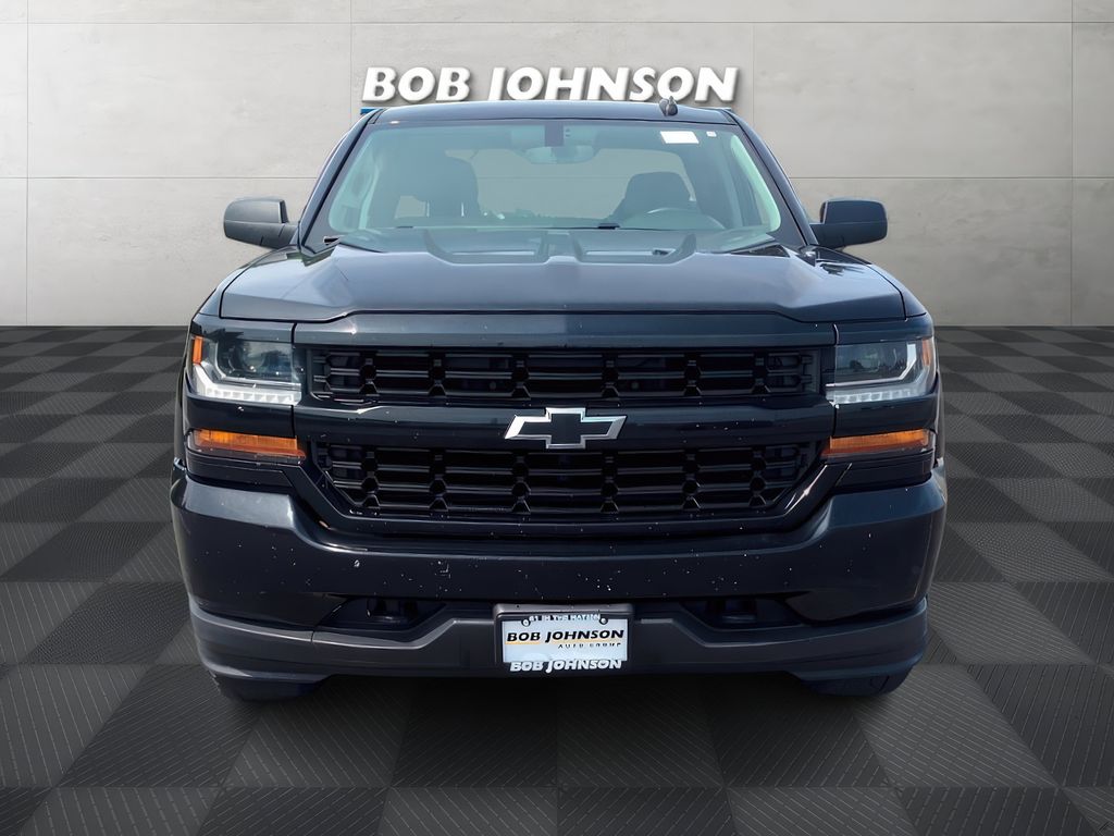 2017 Chevrolet Silverado 1500 Custom photo 2