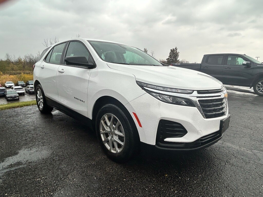 2022 Chevrolet Equinox LS photo 3