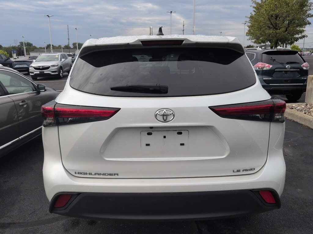 2022 Toyota Highlander LE photo 2