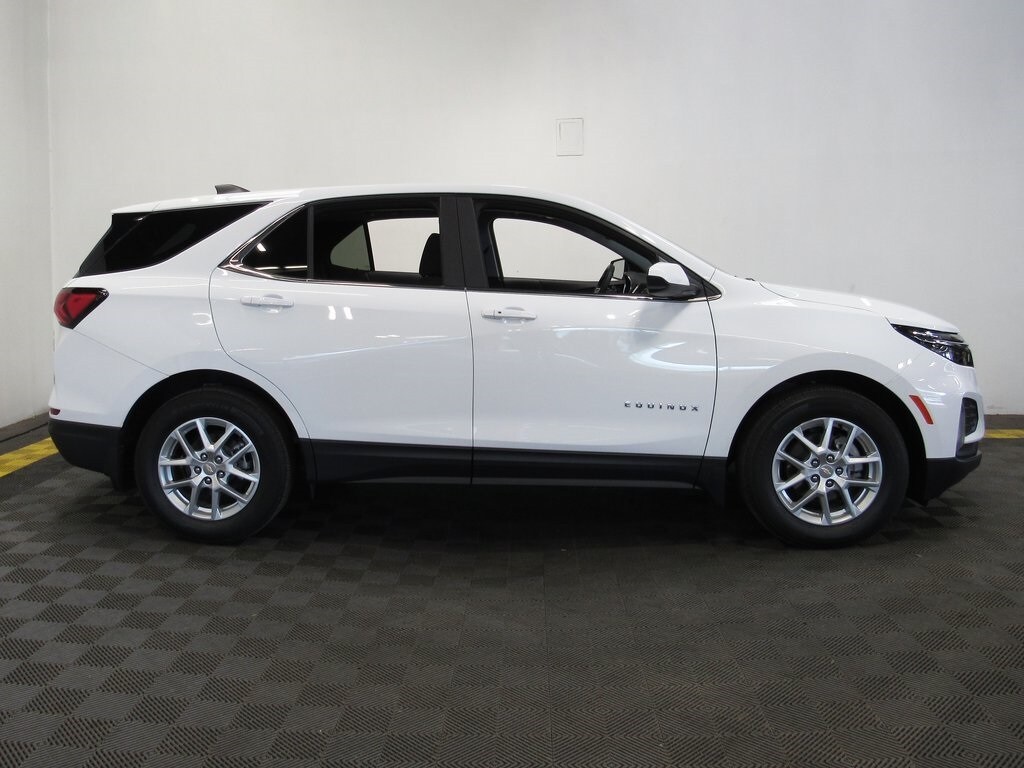 2024 Chevrolet Equinox LT photo 3