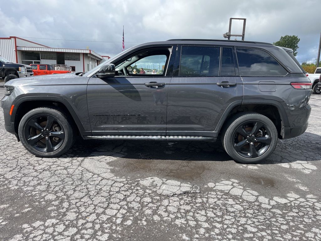 2023 Jeep Grand Cherokee Altitude photo 2