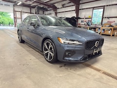 2024 Volvo S60 B5 Core Dark Theme Sedan