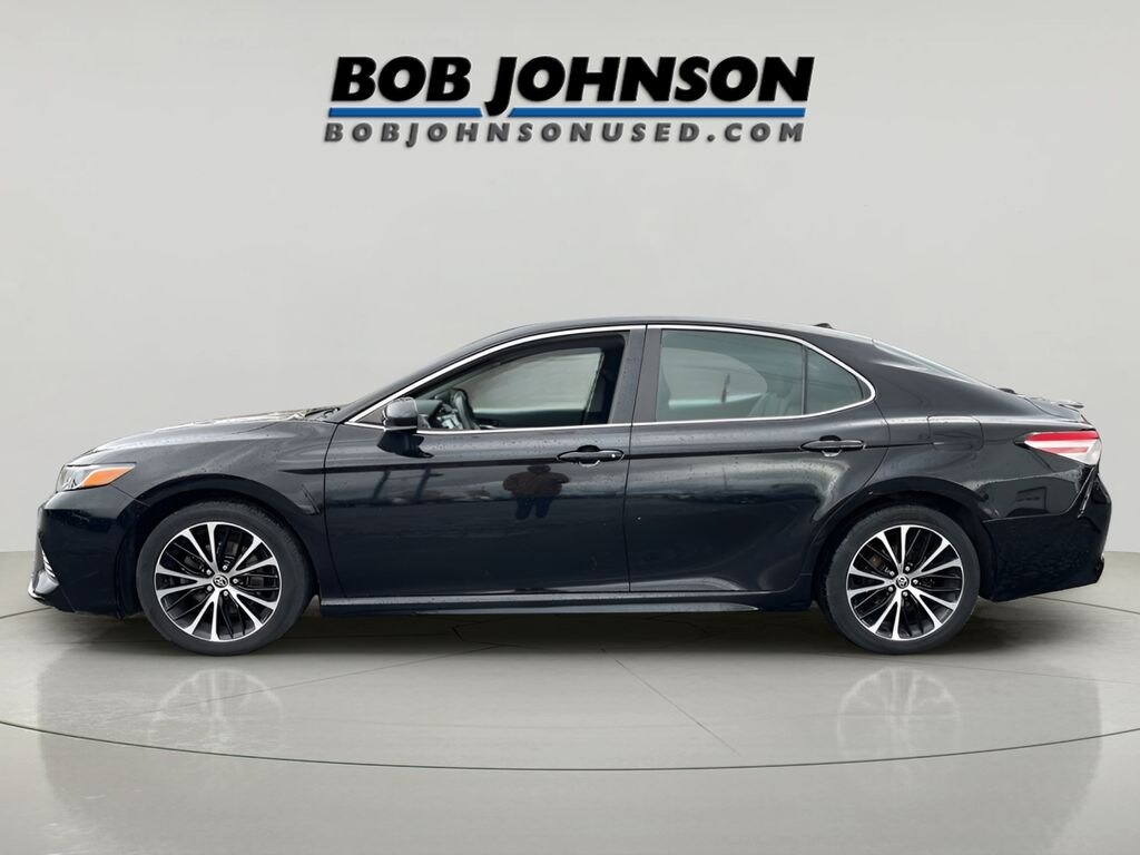 Used 2020 Toyota Camry SE Sedan