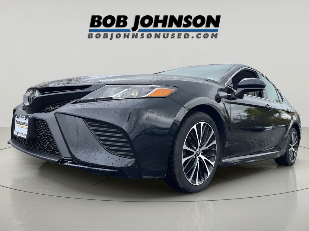 Used 2020 Toyota Camry SE Sedan