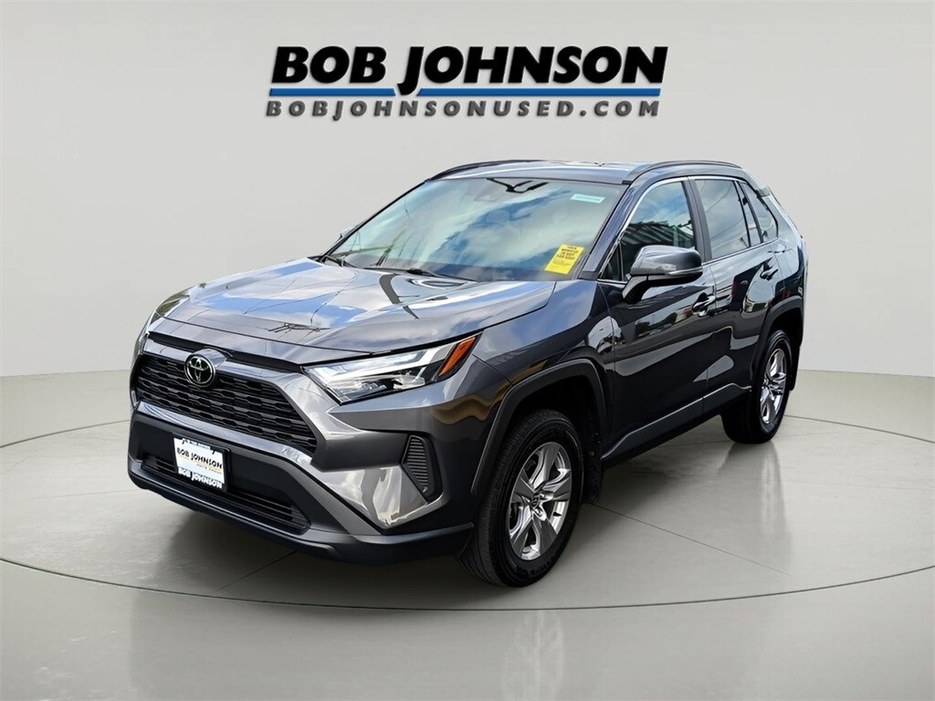 2023 Toyota RAV4 XLE photo 3