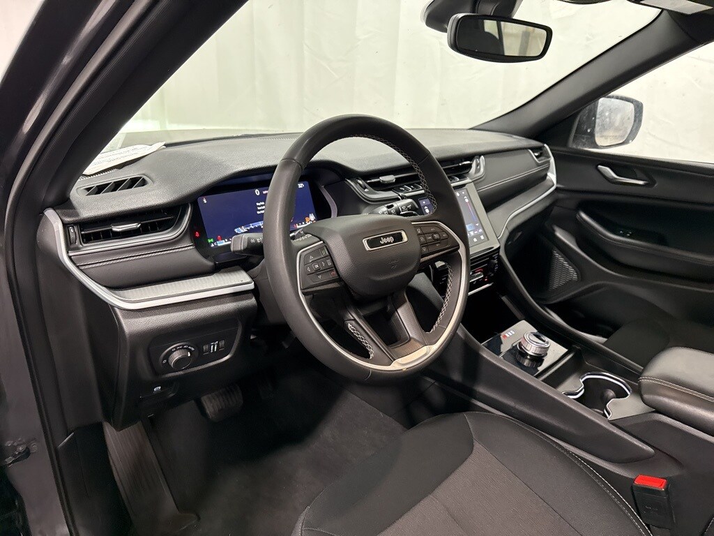 Used 2024 Jeep Grand Cherokee Laredo SUV