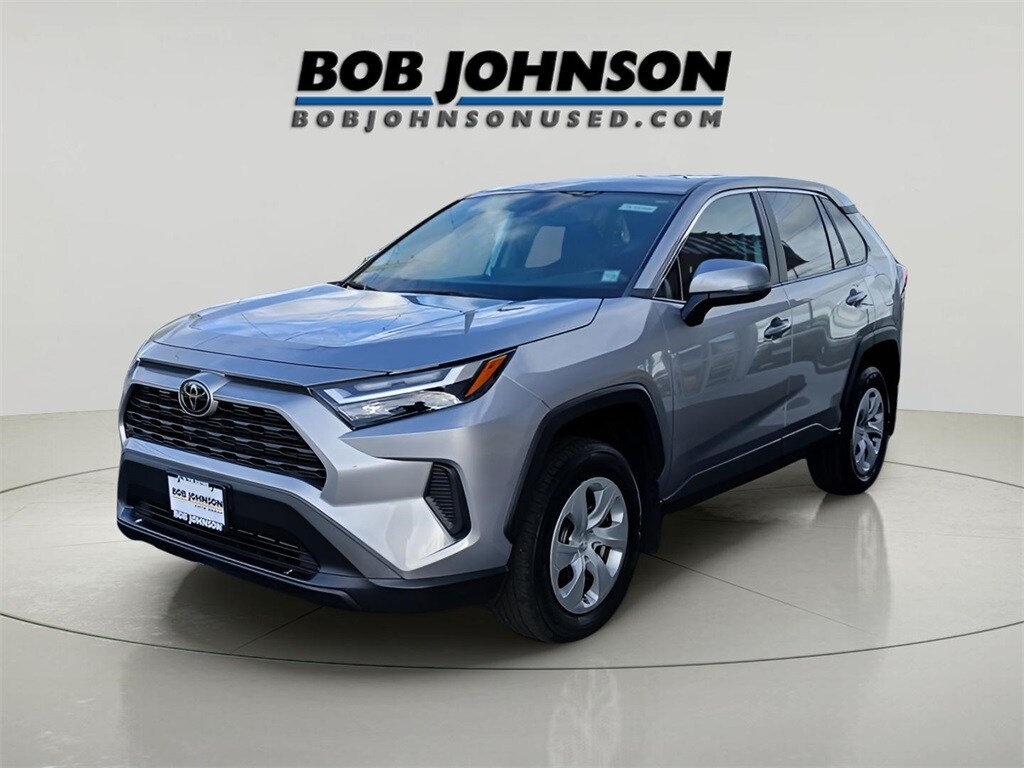 2023 Toyota RAV4 LE photo 3