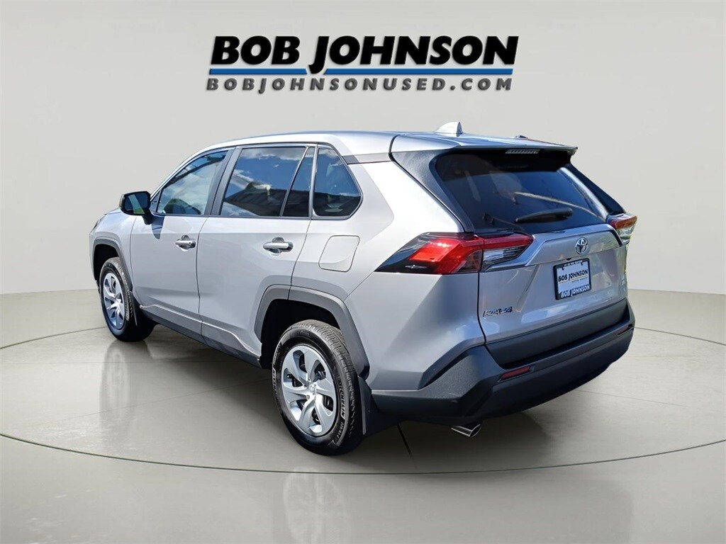 2022 Toyota RAV4 LE photo 4