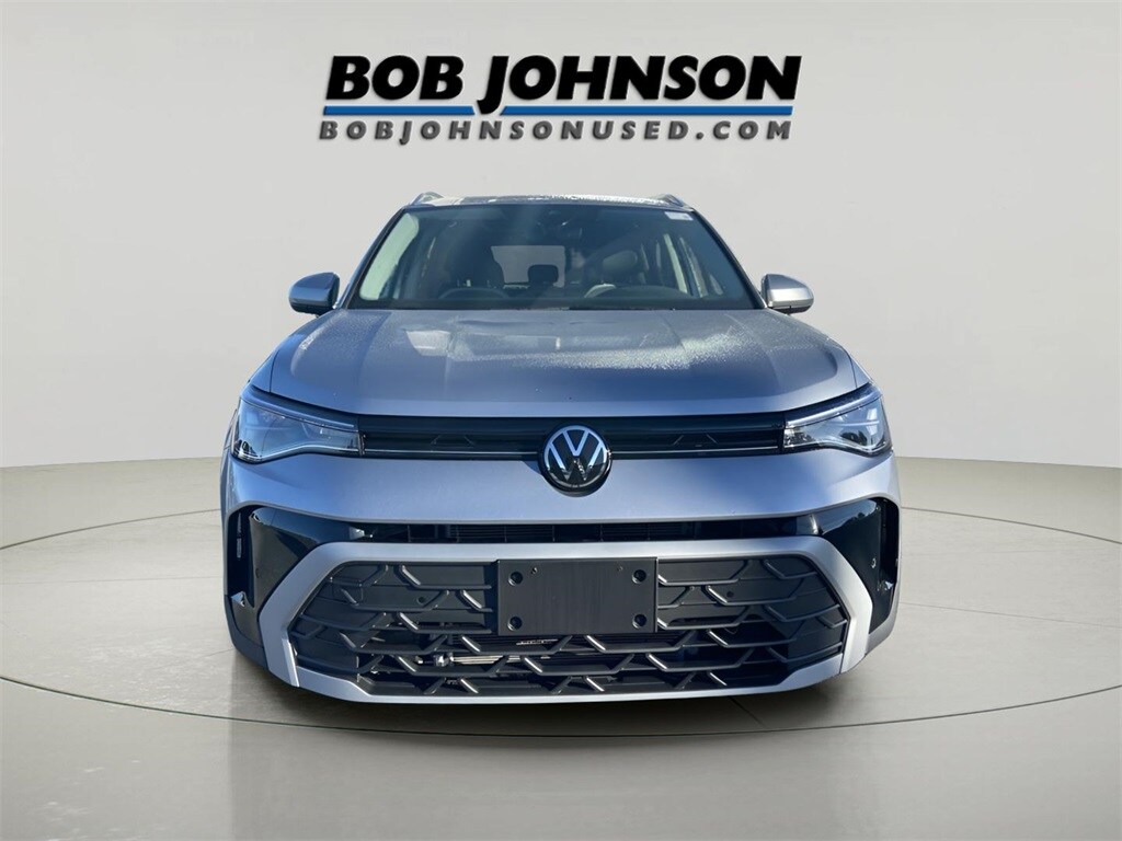 2025 Volkswagen Taos SE photo 2