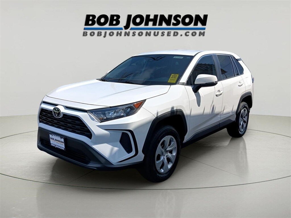 2022 Toyota RAV4 LE photo 3