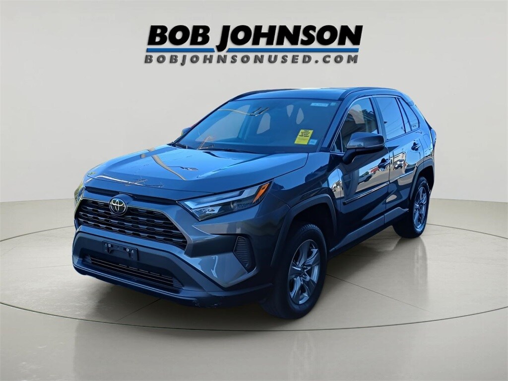 2022 Toyota RAV4 XLE photo 3
