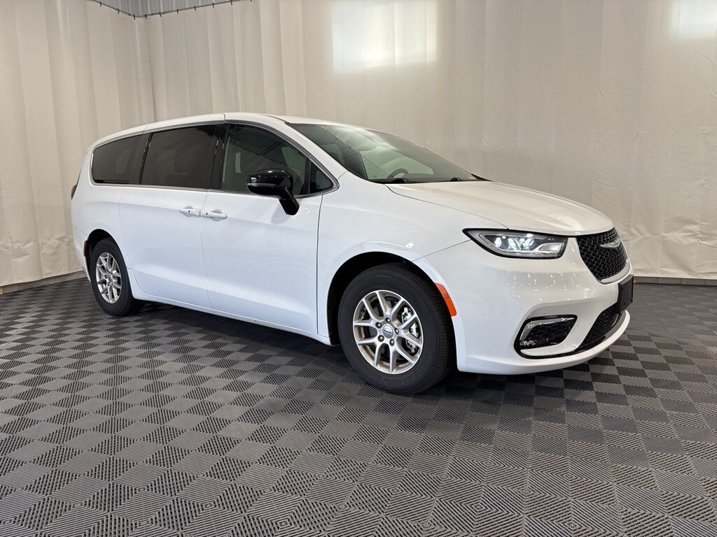 Used 2025 Chrysler Pacifica Select Van Passenger Van
