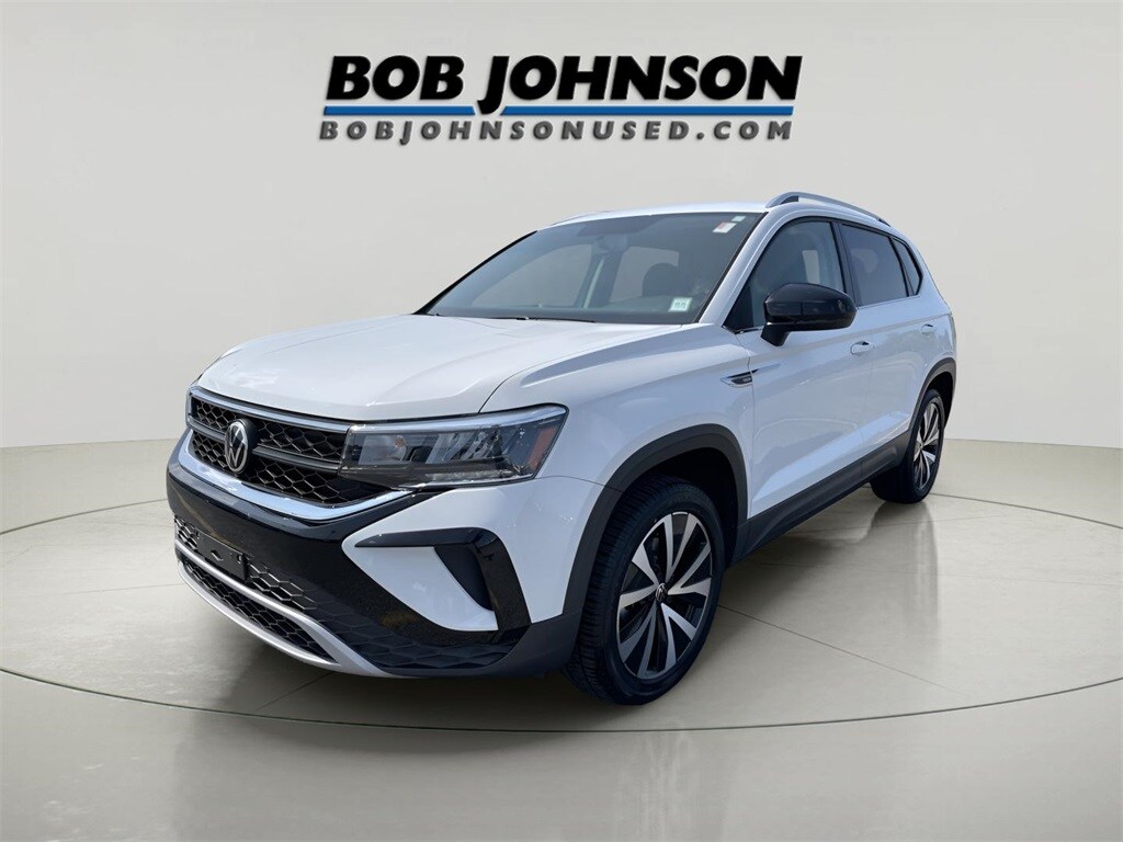 2022 Volkswagen Taos SE photo 2