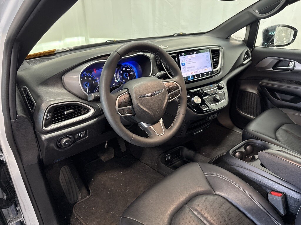Used 2025 Chrysler Pacifica Select Van Passenger Van