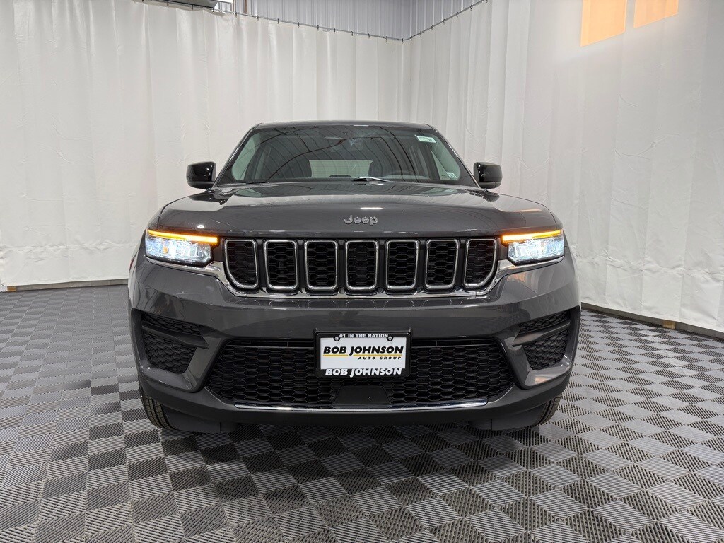 2023 Jeep Grand Cherokee Laredo photo 3