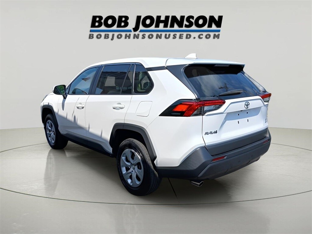 2022 Toyota RAV4 LE photo 4