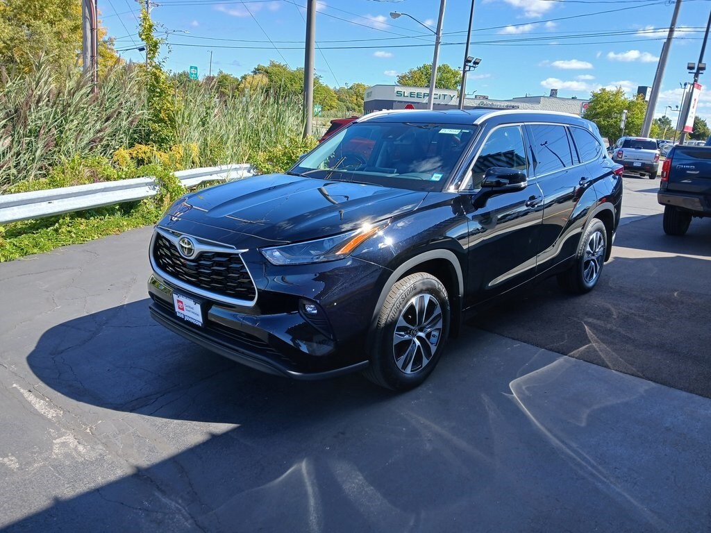 2022 Toyota Highlander XLE photo 2