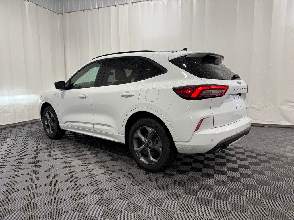 2023 Ford Escape ST-Line photo 2
