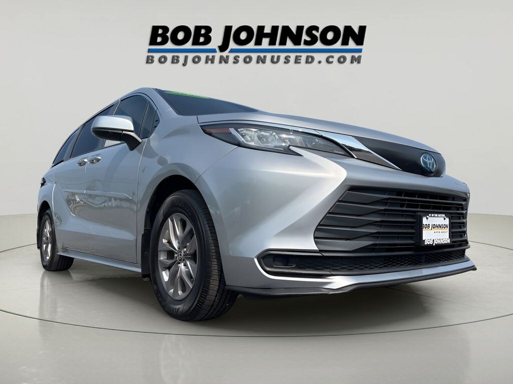 Used 2022 Toyota Sienna LE 8 Passenger Van Passenger Van
