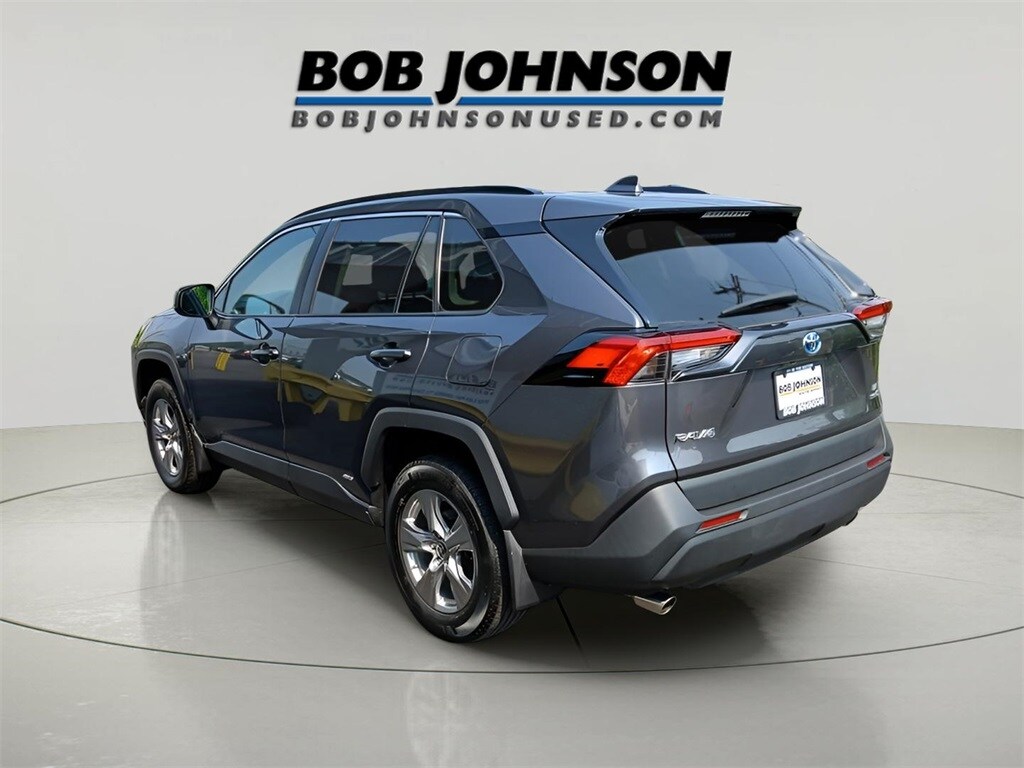 2022 Toyota RAV4 Hybrid LE photo 2