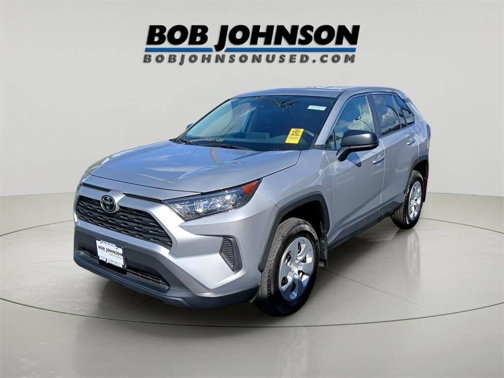 2022 Toyota RAV4 LE photo 3