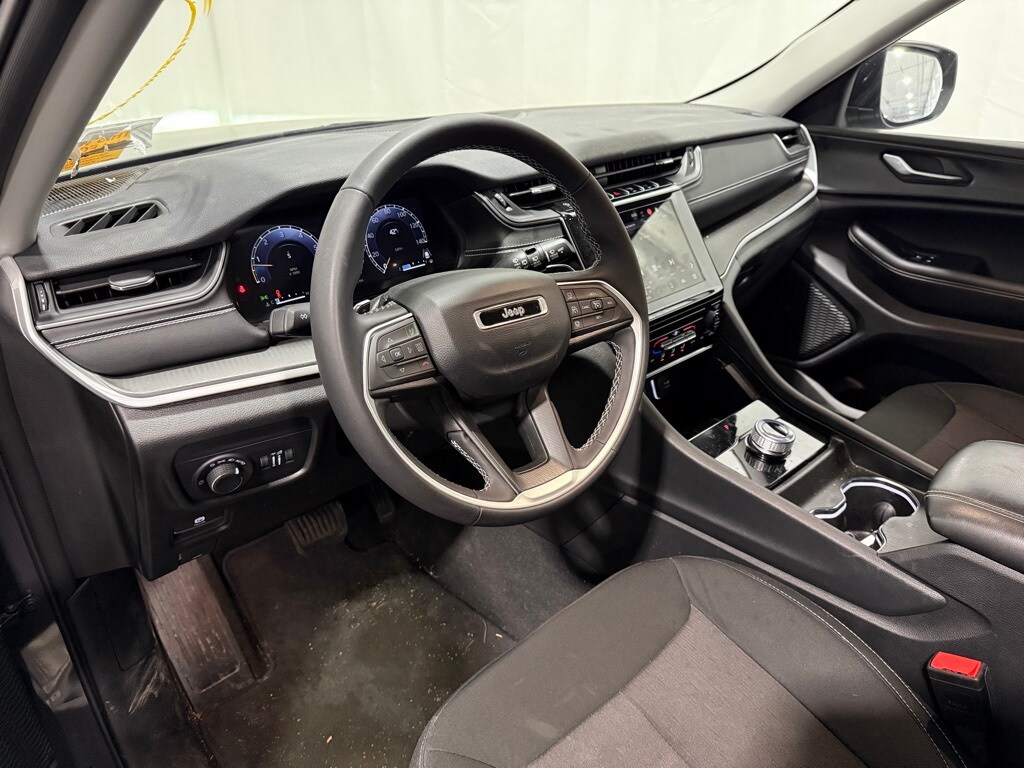 Used 2023 Jeep Grand Cherokee Laredo SUV