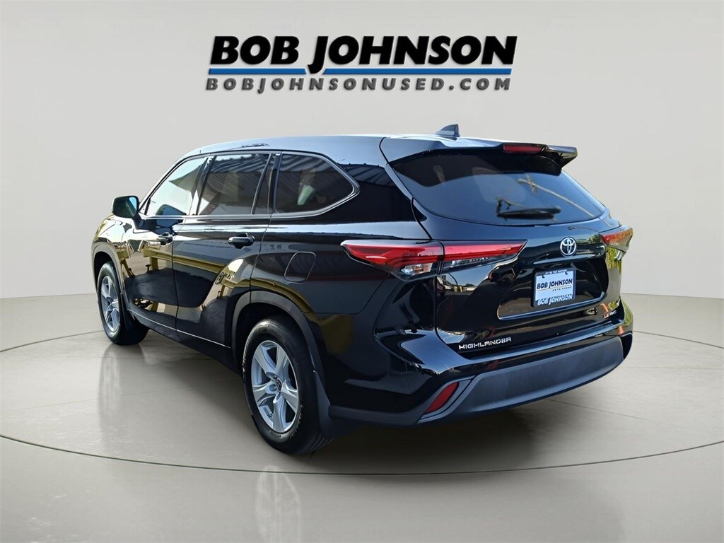 2022 Toyota Highlander LE photo 3