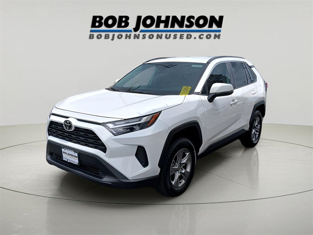 2025 Toyota RAV4 XLE photo 3