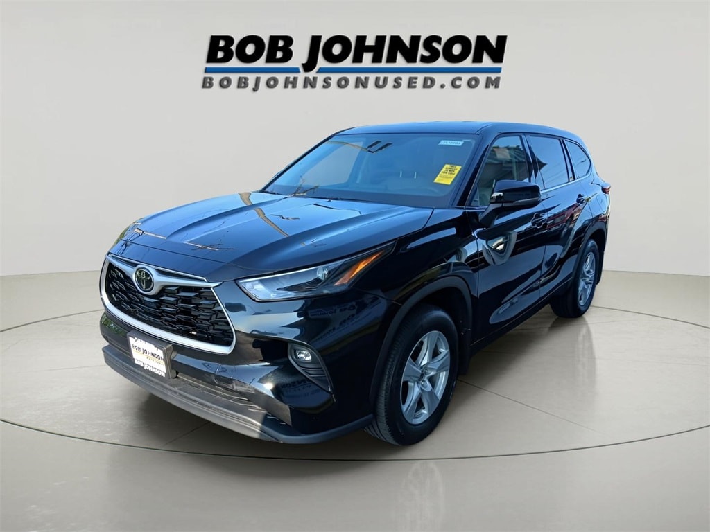 2022 Toyota Highlander LE photo 2