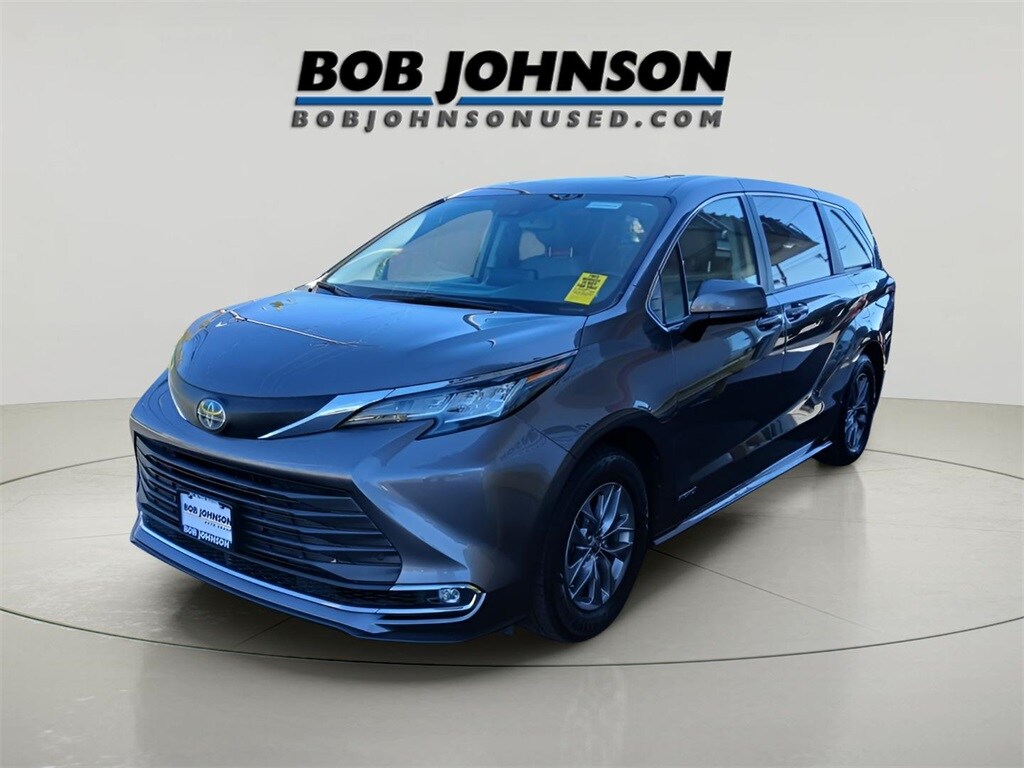 2021 Toyota Sienna XLE photo 3