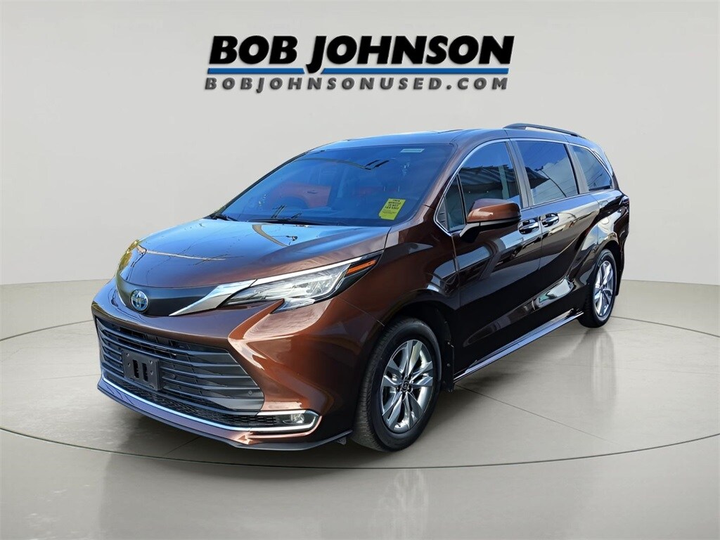 2023 Toyota Sienna XLE photo 3