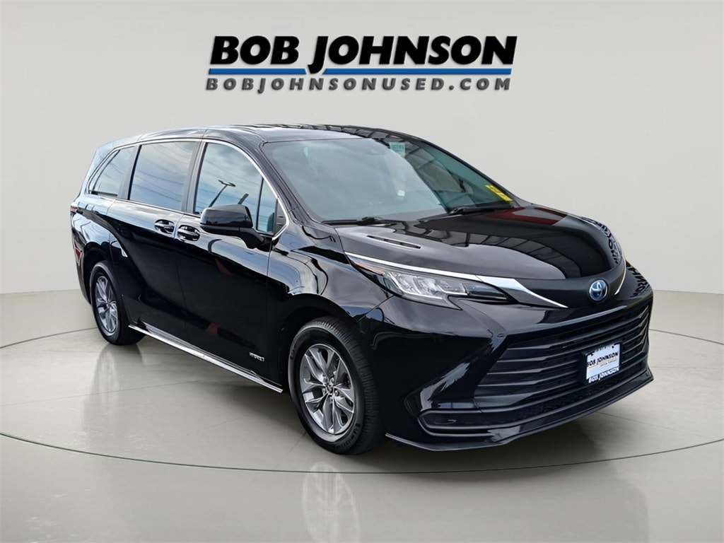 2021 Toyota Sienna LE 8 Passenger