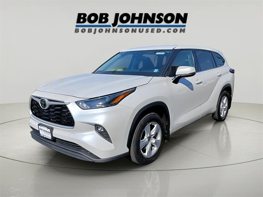 2022 Toyota Highlander LE photo 3