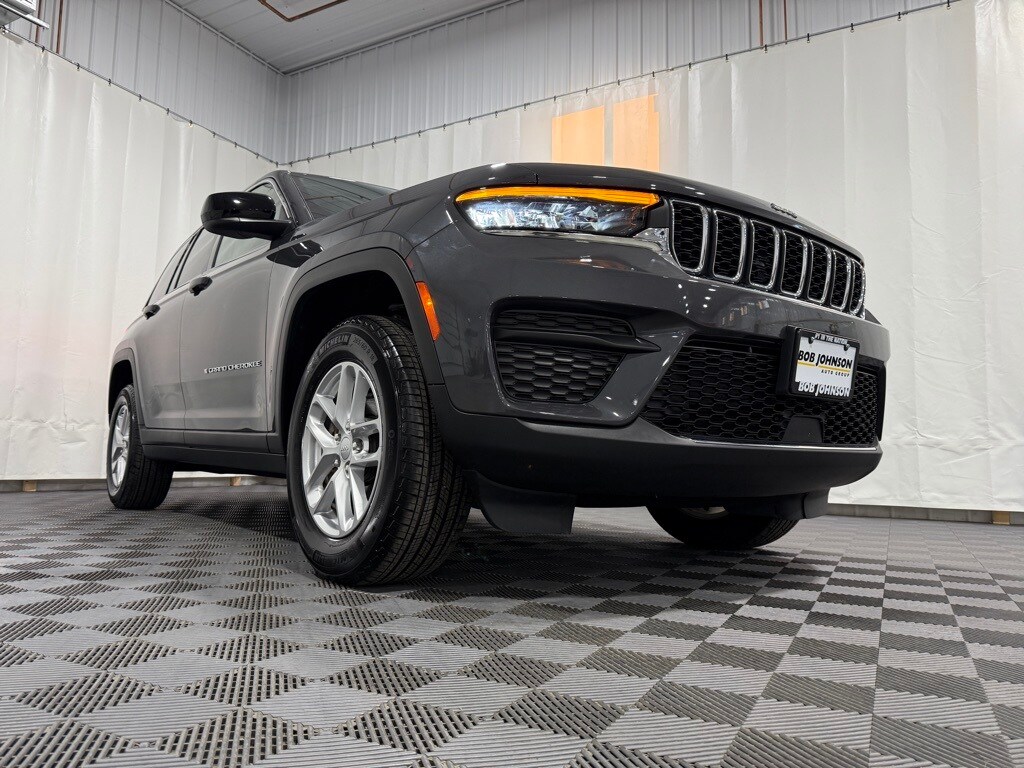 2023 Jeep Grand Cherokee Laredo photo 2