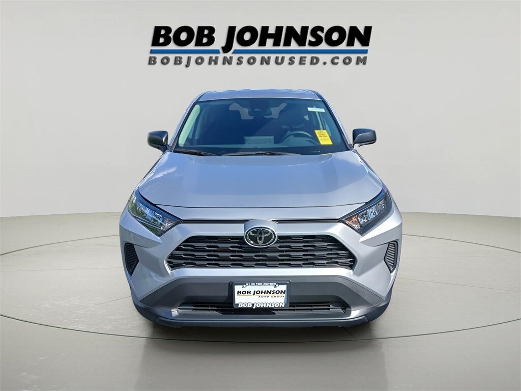 2022 Toyota RAV4 LE photo 2