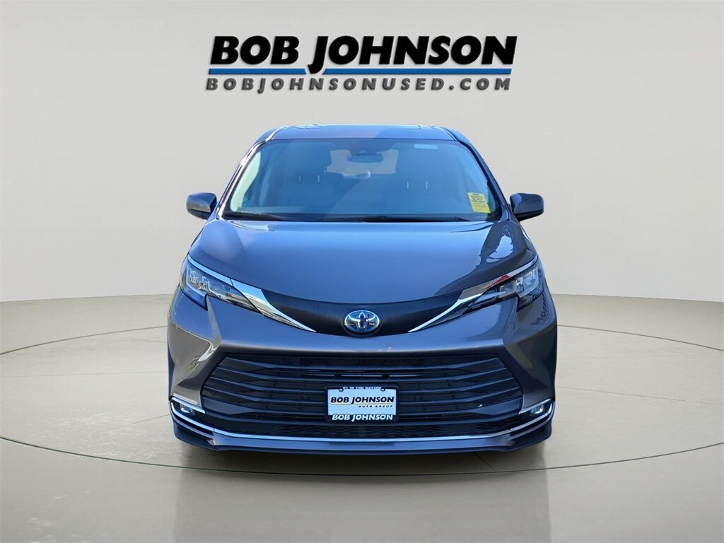 2021 Toyota Sienna XLE photo 2