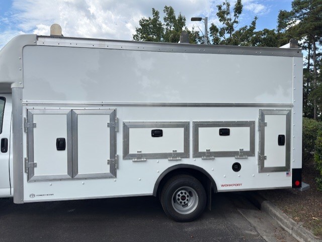 2025 Gmc Savana Cutaway photo 2