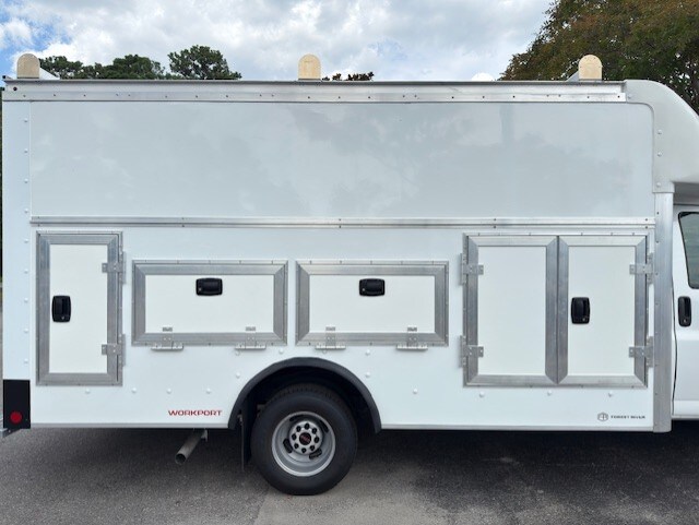 2025 Gmc Savana Cutaway photo 3