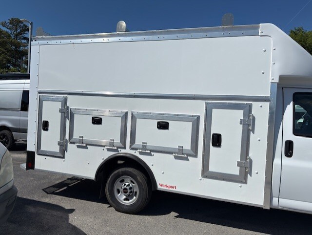 2025 Gmc Savana 3500 Cutaway photo 2