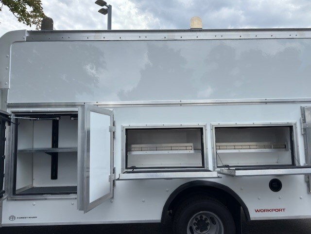 2025 Gmc Savana Cutaway photo 4