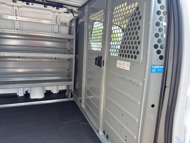 2025 Gmc Savana Cargo 2500 photo 3