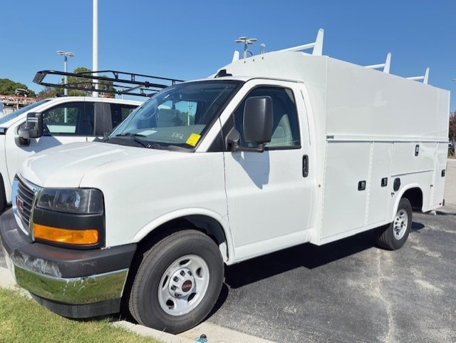 2025 GMC Savana Cutaway Work Van's photo