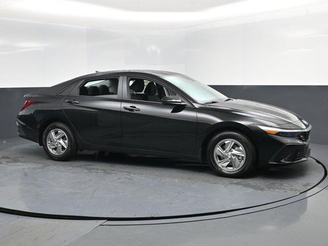 2026 Hyundai Elantra SE photo 2