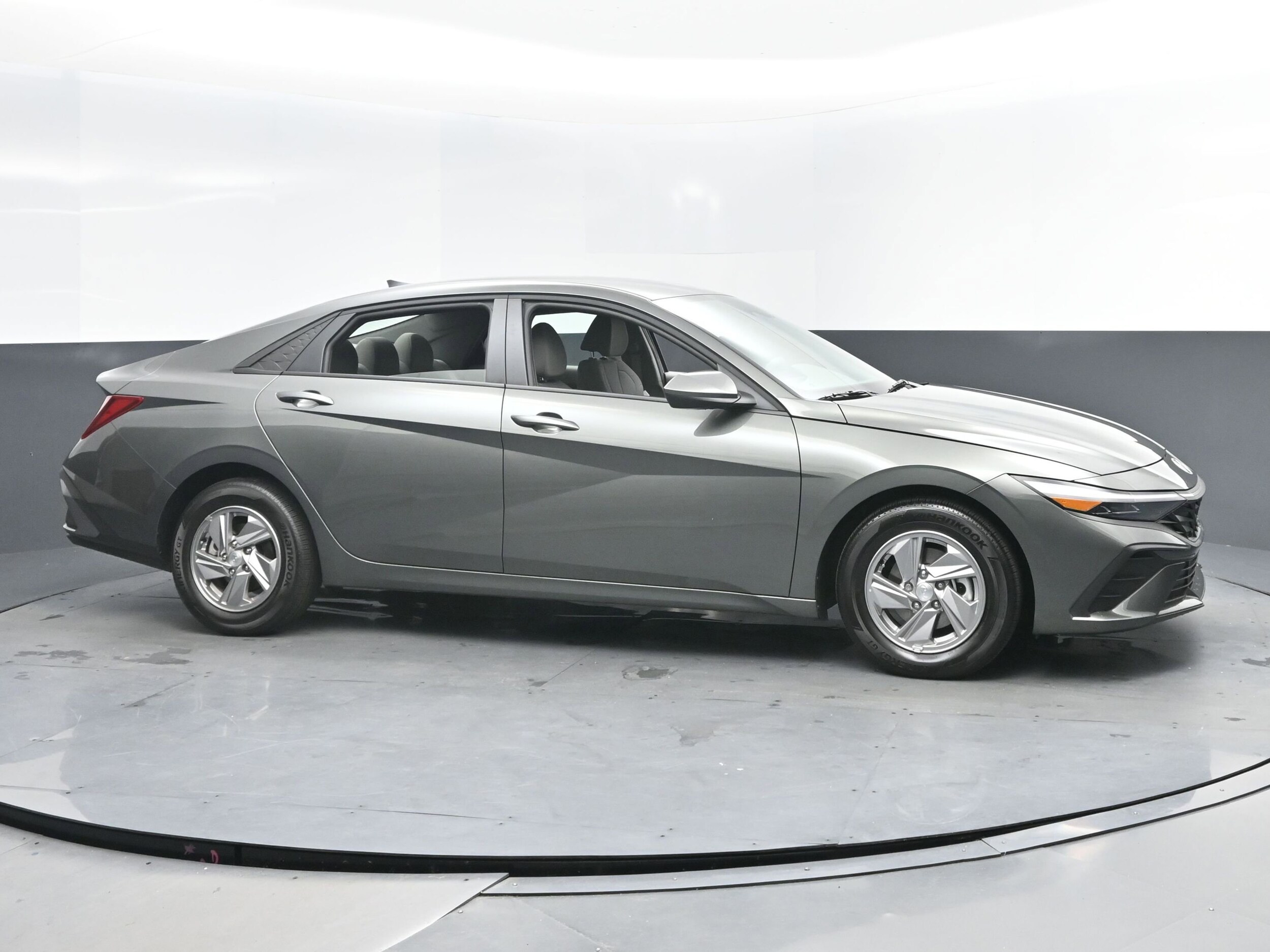 2025 Hyundai Elantra SE photo 2