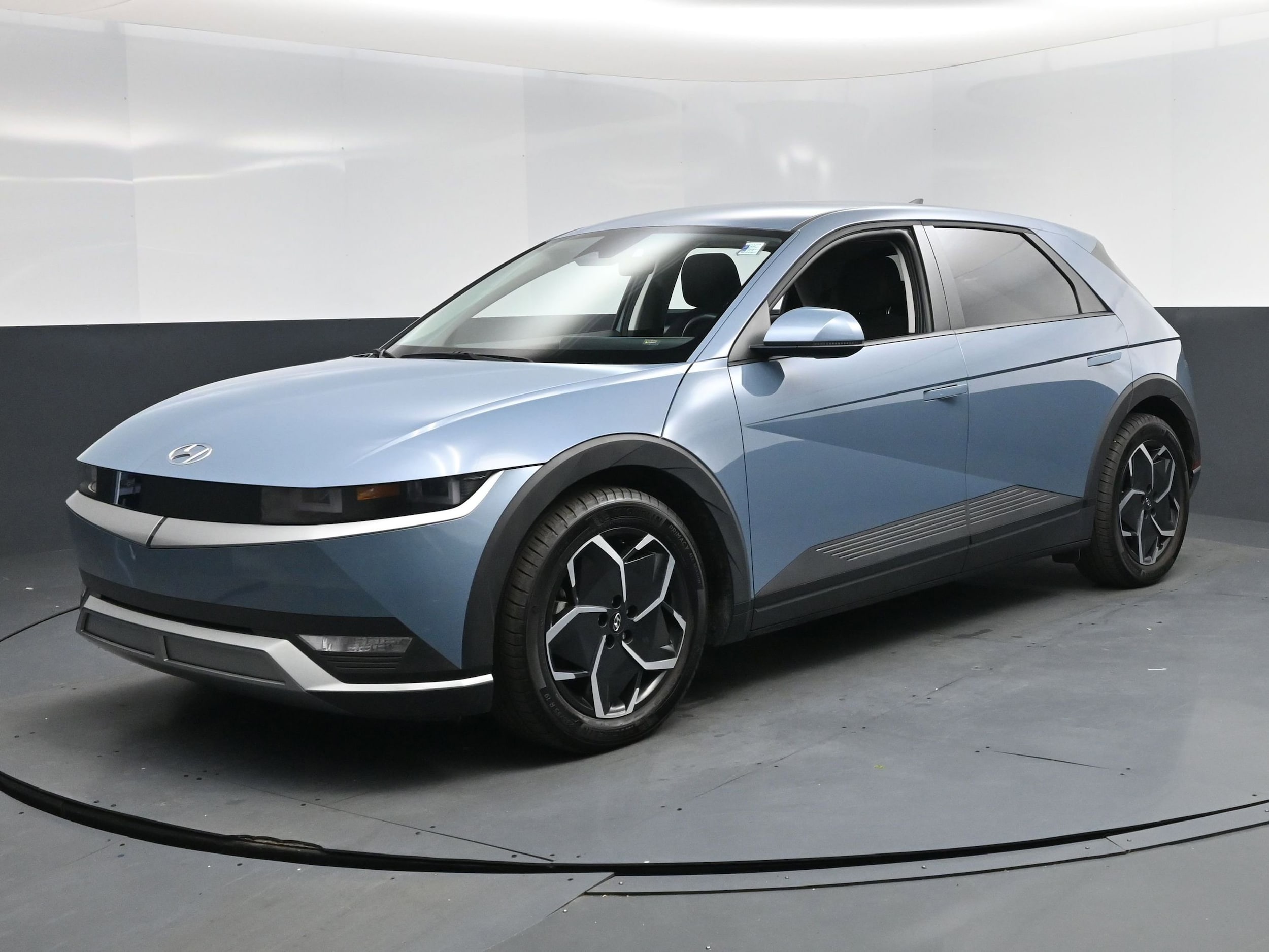 2024 Hyundai IONIQ 5 SE's photo