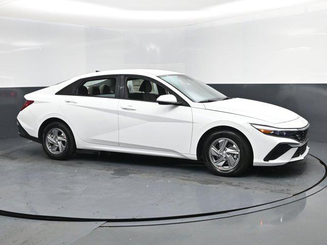 2025 Hyundai Elantra SE photo 2