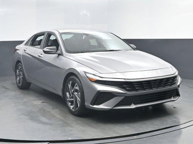 2025 Hyundai Elantra SEL Sport photo 2